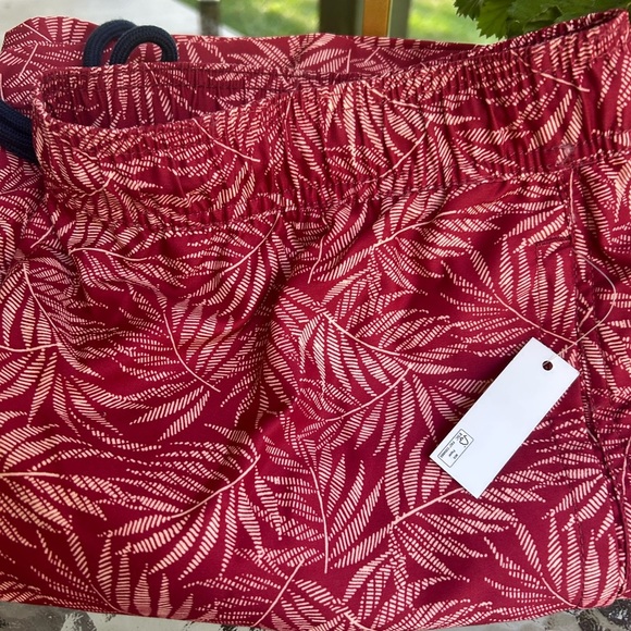 NWT- Tropical Red Leaf Print Swim Trunks- Xl - Picture 5 of 5